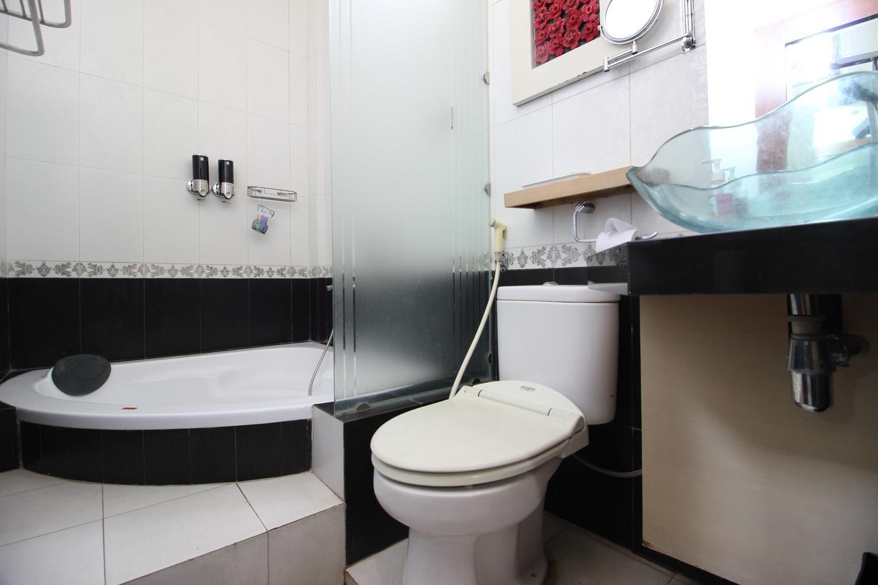 Reddoorz Plus Near Tugu Jogja 2 ジョグジャカルタ エクステリア 写真