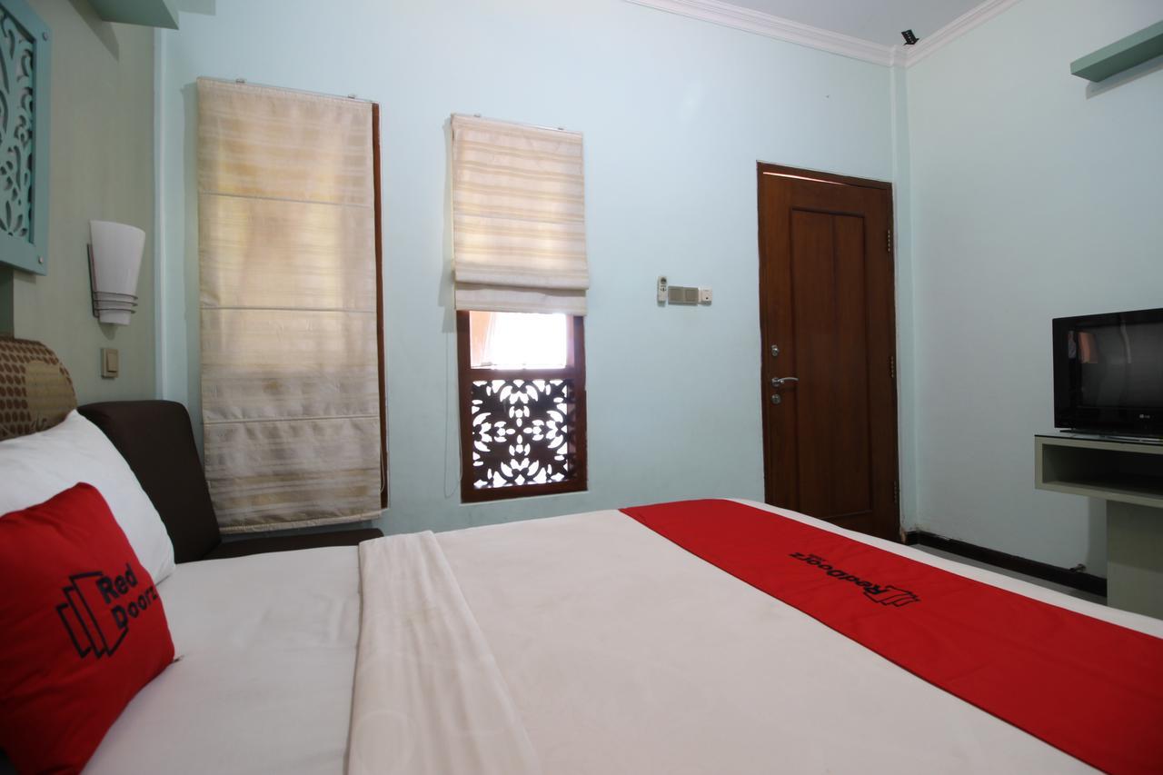 Reddoorz Plus Near Tugu Jogja 2 ジョグジャカルタ エクステリア 写真